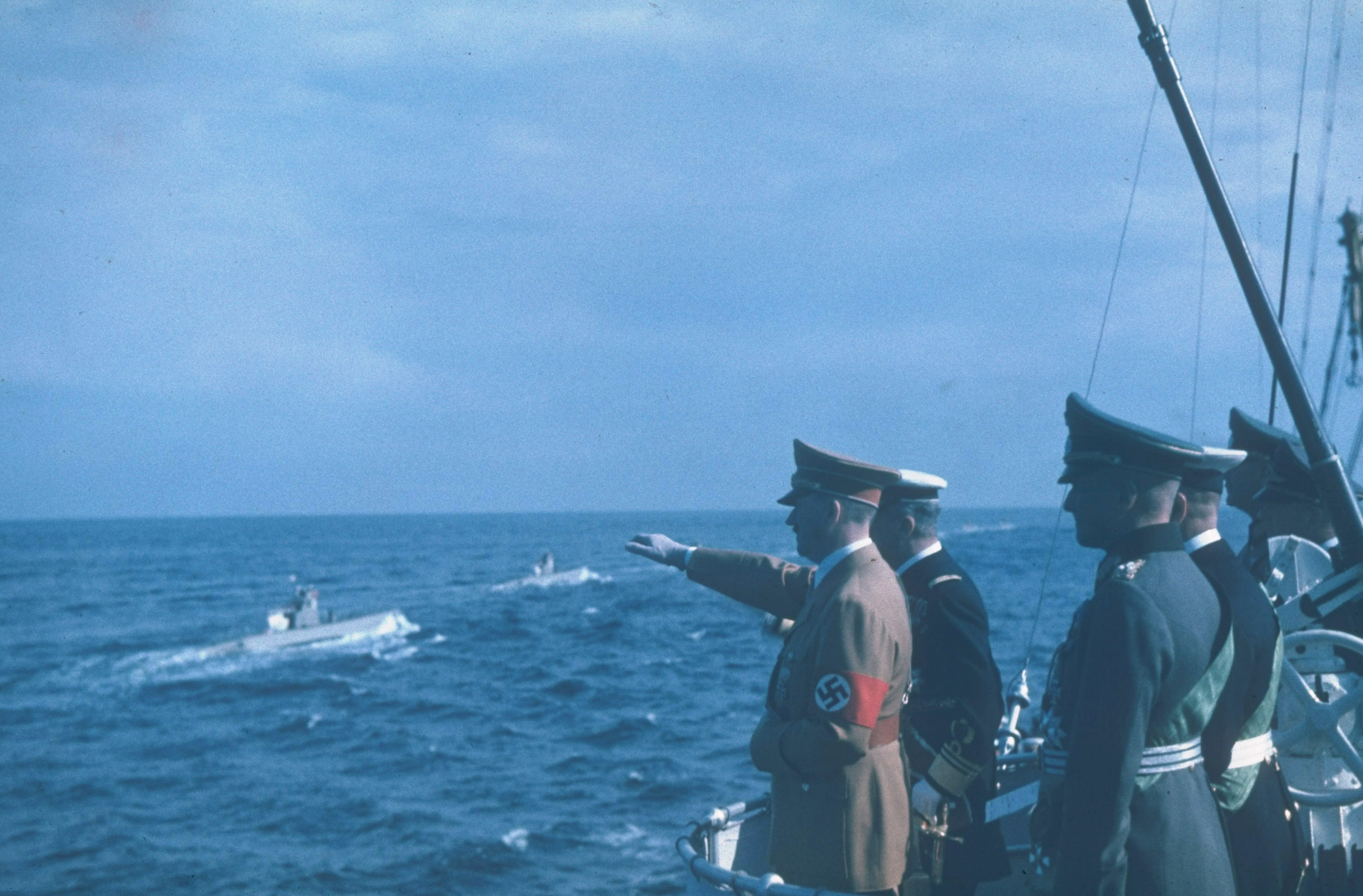 Hitler y el almirante Horthy se ven en Kiel, Alemania