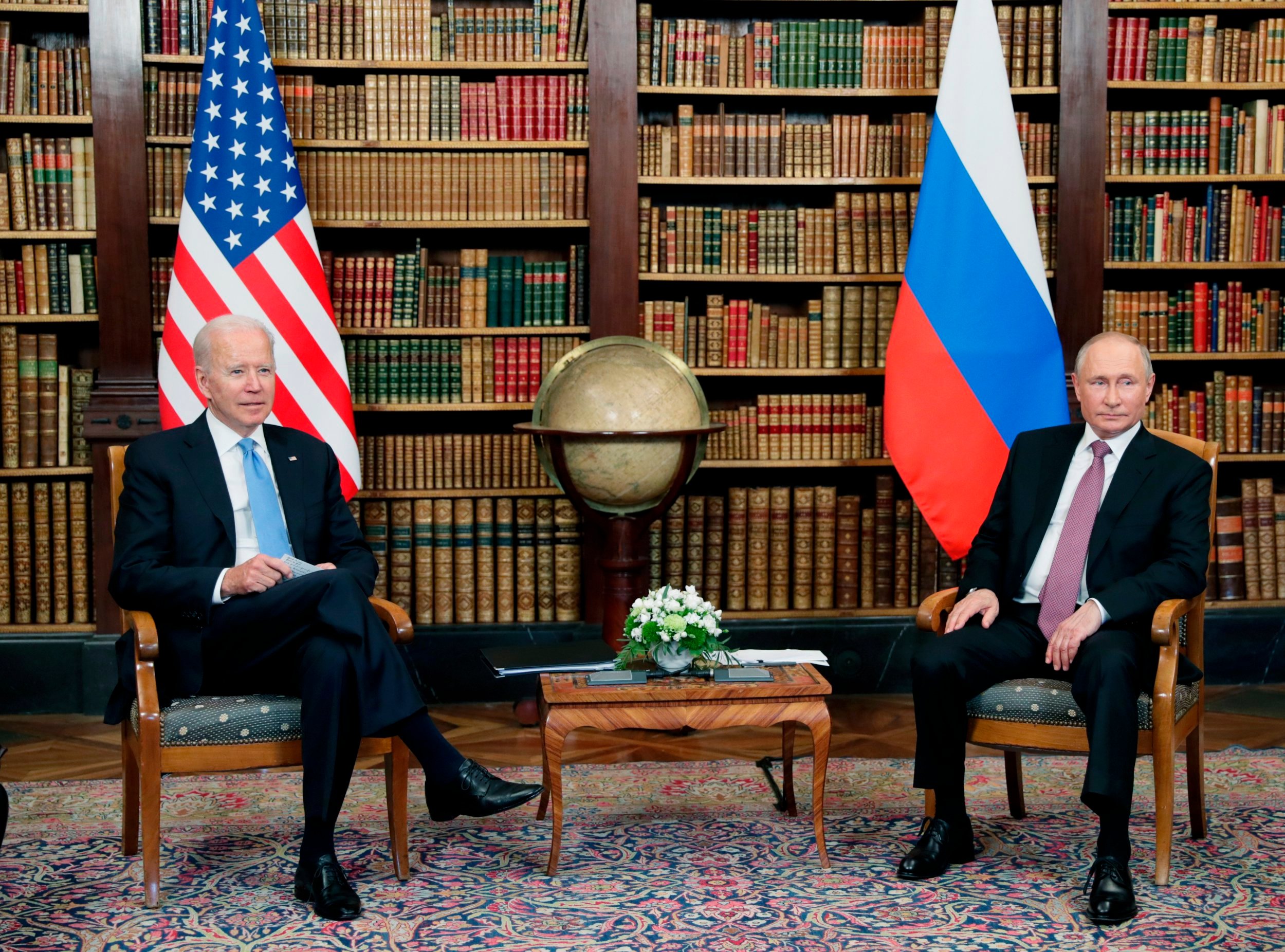 Se podía ver a Biden sosteniendo el mapa y cruzando las piernas, junto a Putin, quien estaba sentado en una postura amplia.