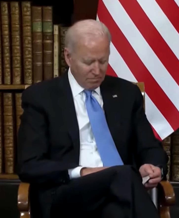 Se podía ver a Biden mirando una hoja de trucos