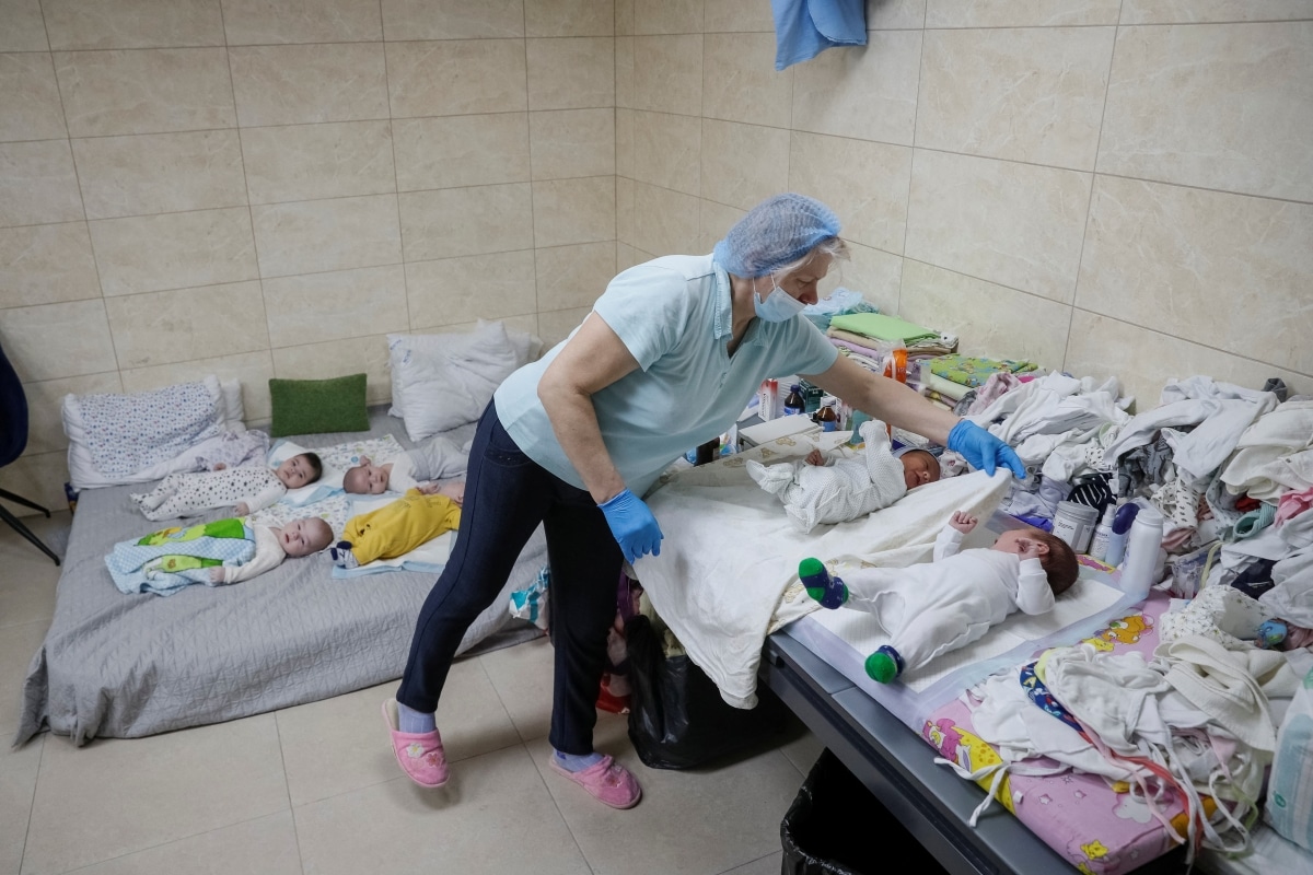 Bebés subrogados varados en un sótano en las afueras de Kiev