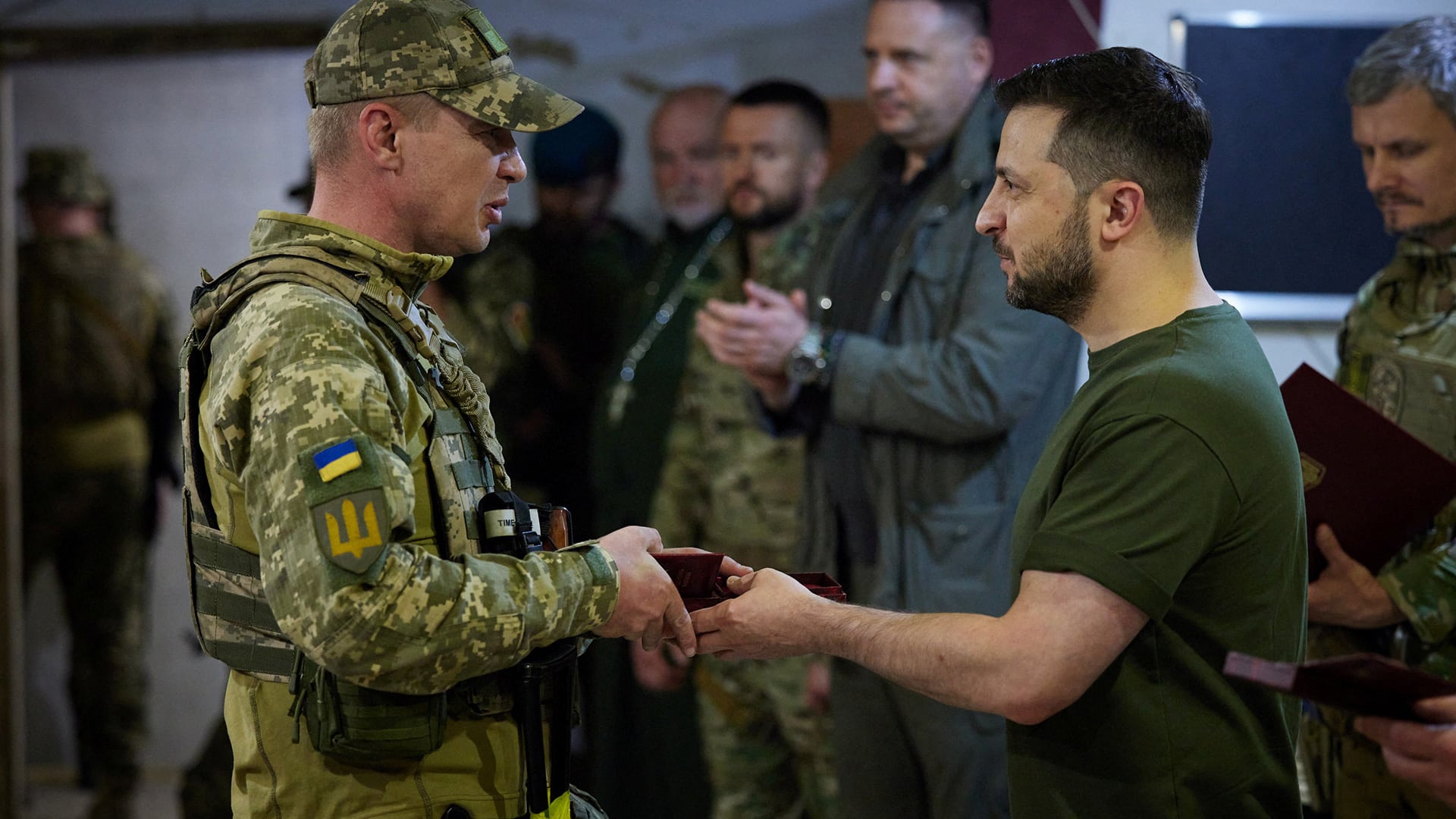 Ucrania salva a 77 mineros atrapados en bombardeos rebeldes en Donetsk